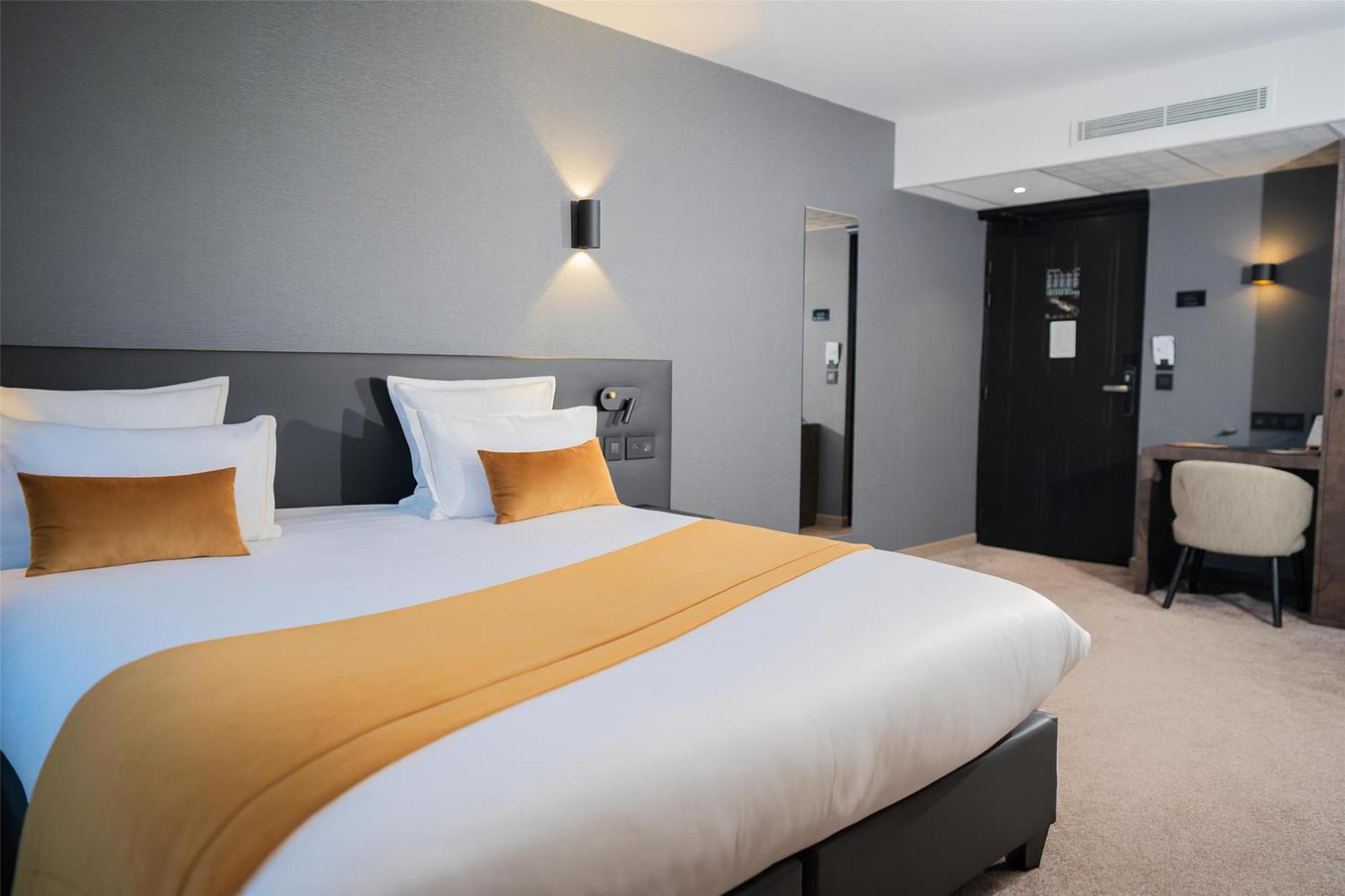 Superior King Room City View